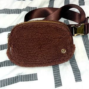 Excellent condition brown fleece with gold hardware Everywhere Belt Bag 2L
